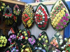 ЗакС купит похоронные венки почти на 100 тысяч рублей
